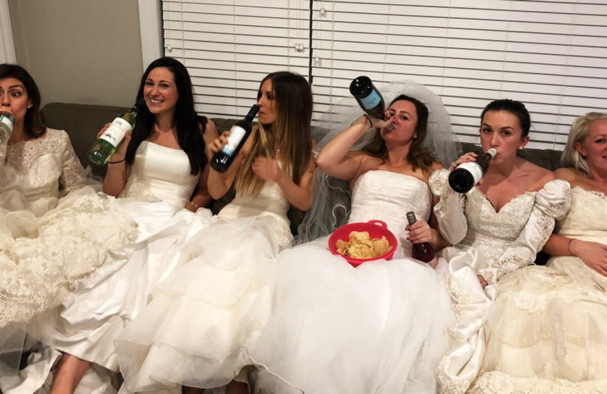 A sărbătorit divorţul în rochie de mireasă!