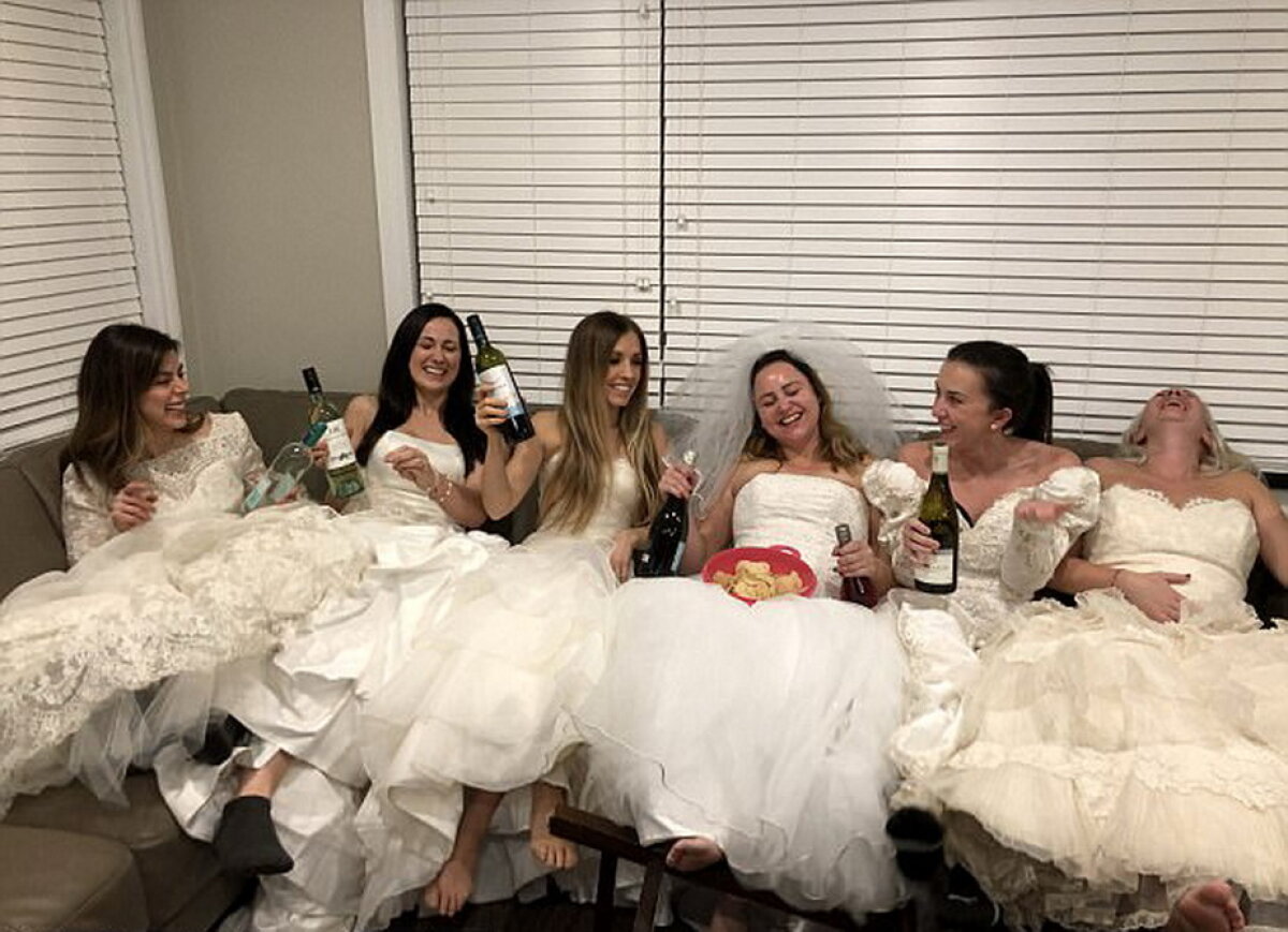 A sărbătorit divorţul în rochie de mireasă!