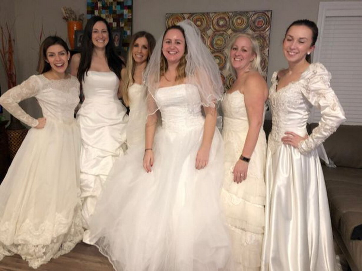 A sărbătorit divorţul în rochie de mireasă!