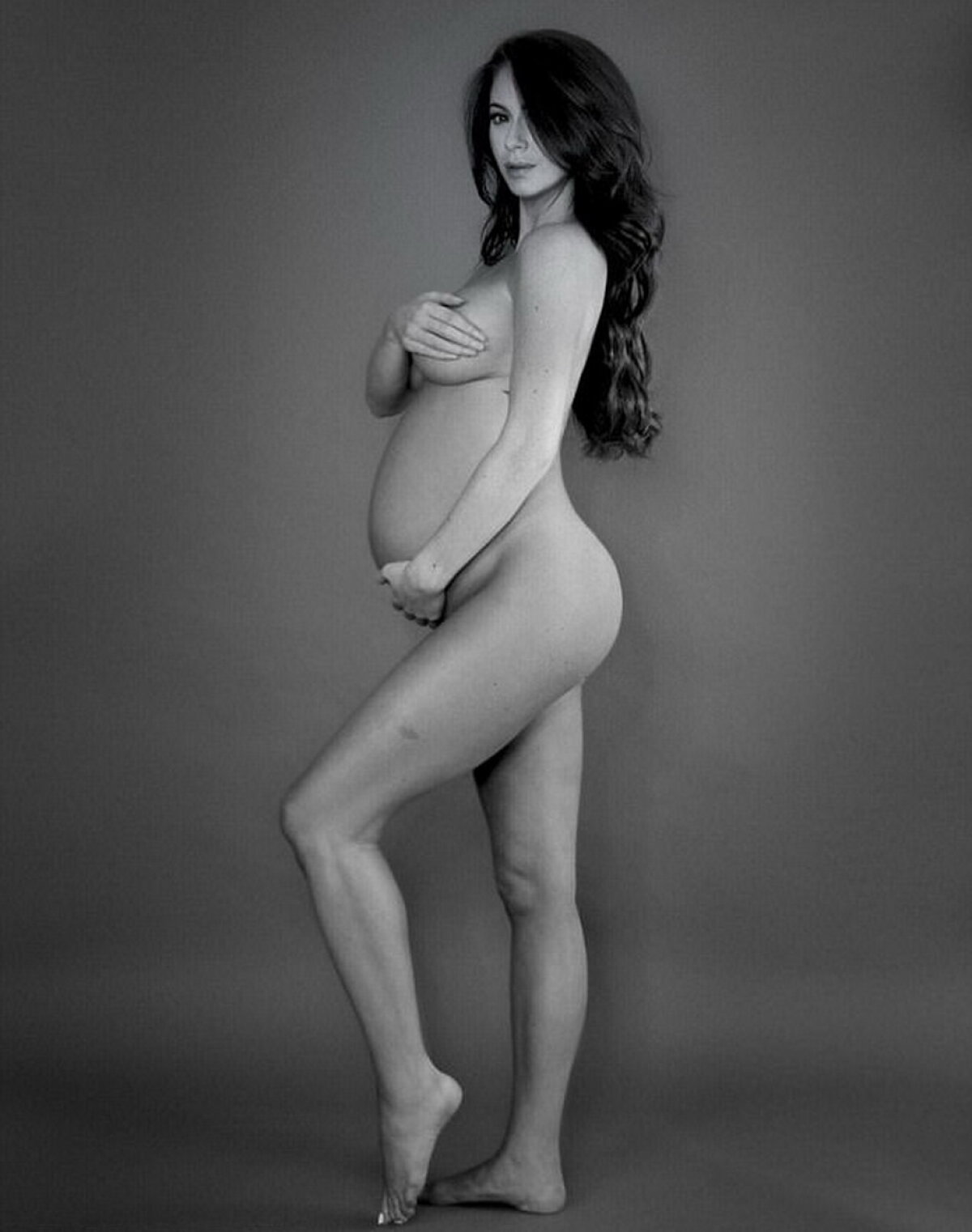 FOTO Cea mai sexy graviduţă a momentului a pozat complet dezbrăcată!