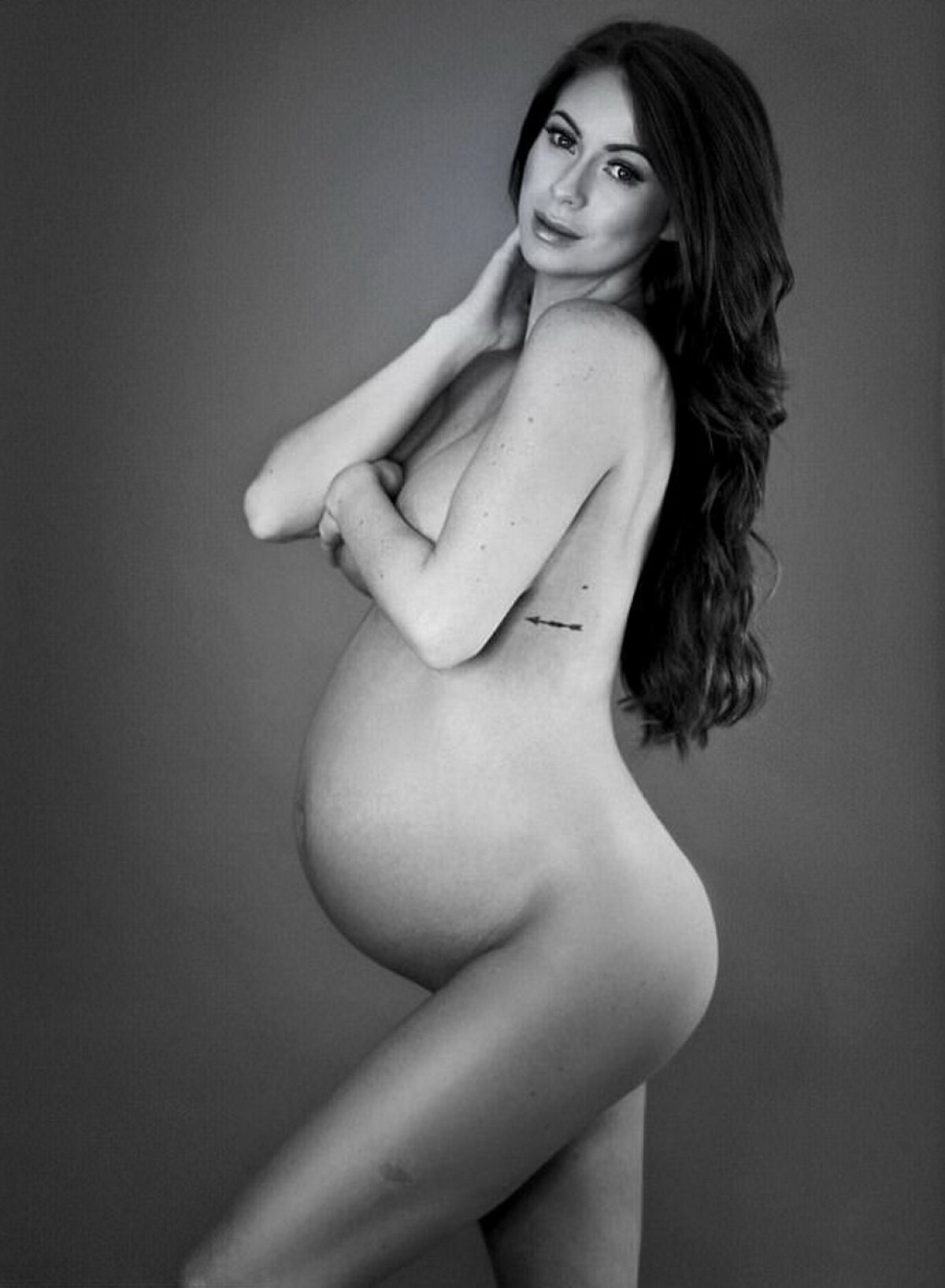 FOTO Cea mai sexy graviduţă a momentului a pozat complet dezbrăcată!