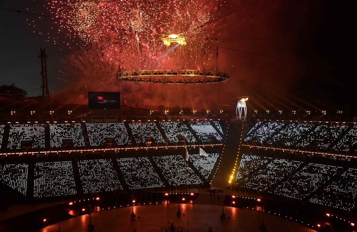 GALERIE FOTO IMPRESIONANTĂ » Imagini spectaculoase de la festivitatea de deschidere a Jocurilor Olimpice de Iarnă