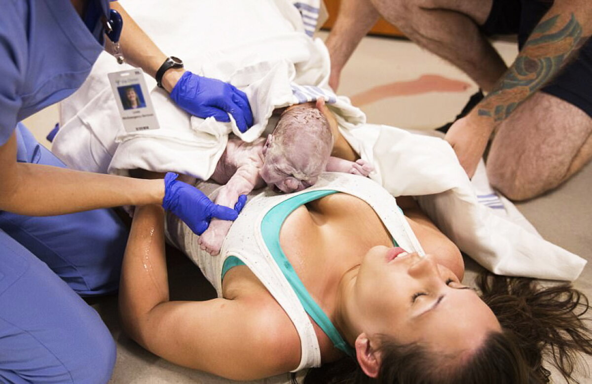 FOTO & VIDEO Imagini impresionante. O femeie a născut pe holul spitalului!