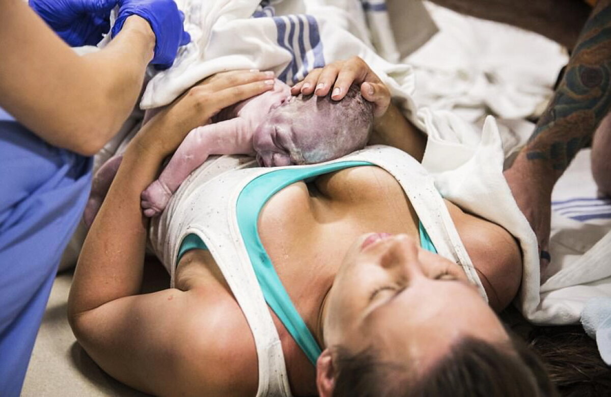 FOTO & VIDEO Imagini impresionante. O femeie a născut pe holul spitalului!