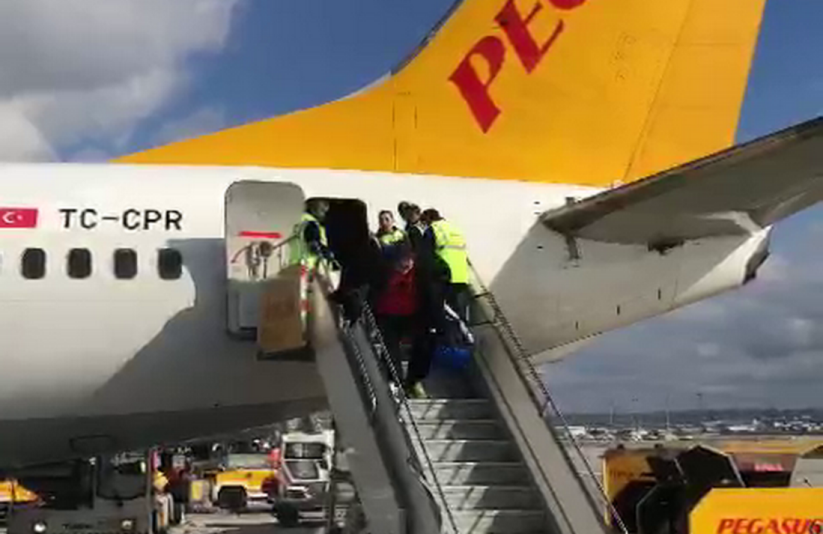 VIDEO EXCLUSIV Marea mahmureală » Lupescu, dă și tu o votcă! Imagini tari la aterizarea avionului FRF: "Uite-l, uite-l! Ha, ha, ha! Hopa, hopa!" :D