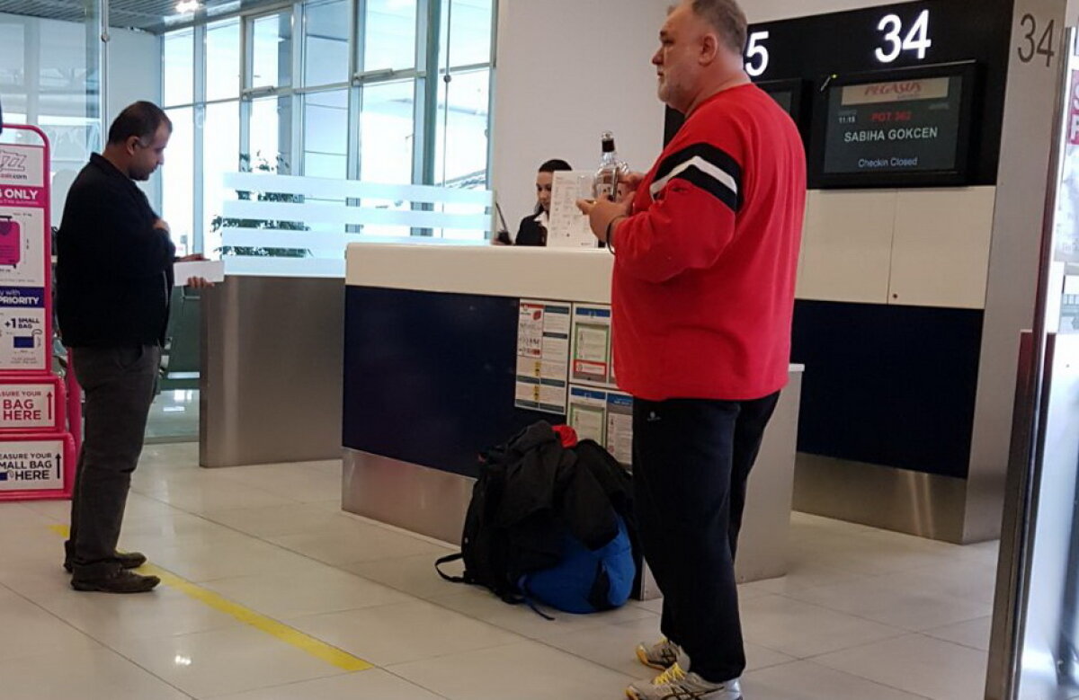 VIDEO EXCLUSIV Marea mahmureală » Lupescu, dă și tu o votcă! Imagini tari la aterizarea avionului FRF: "Uite-l, uite-l! Ha, ha, ha! Hopa, hopa!" :D