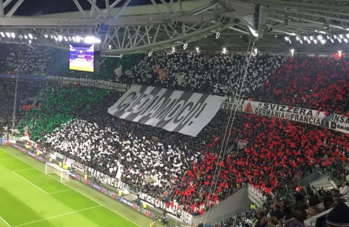 FOTO Coregrafie impresionantă, pe tot stadionul, la debutul "optimilor" Champions League