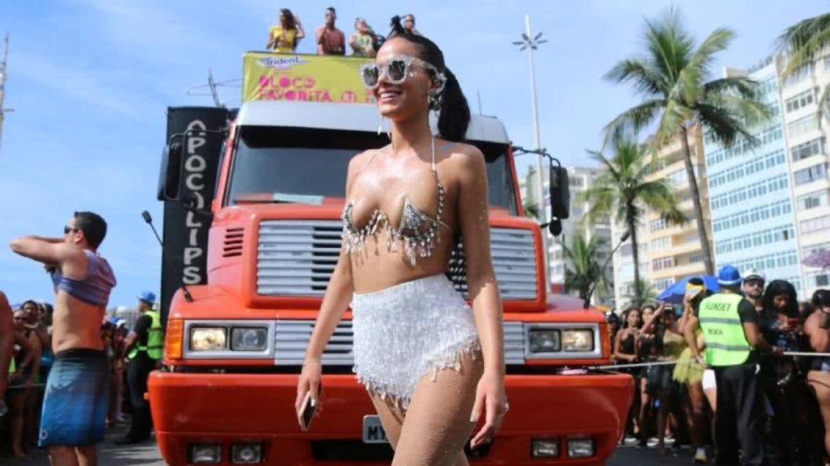 FOTO Bruna de Carnaval » Iubita lui Neymar, într-o ținută provocător de sexy la carnavalul din Rio