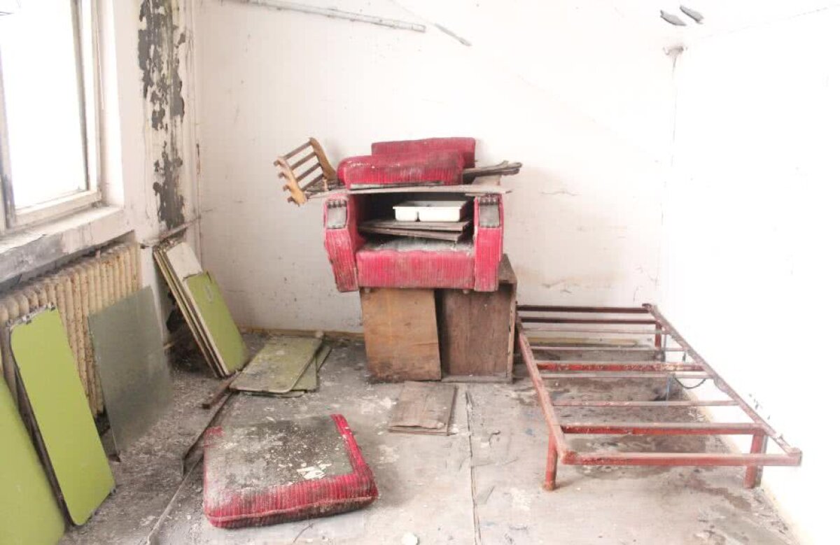 GALERIE FOTO Prelată inutilizabilă, bani aruncați pe fereastră » Baza CS Dinamo e o colecție de ruine!