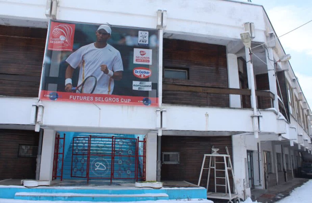 GALERIE FOTO Prelată inutilizabilă, bani aruncați pe fereastră » Baza CS Dinamo e o colecție de ruine!