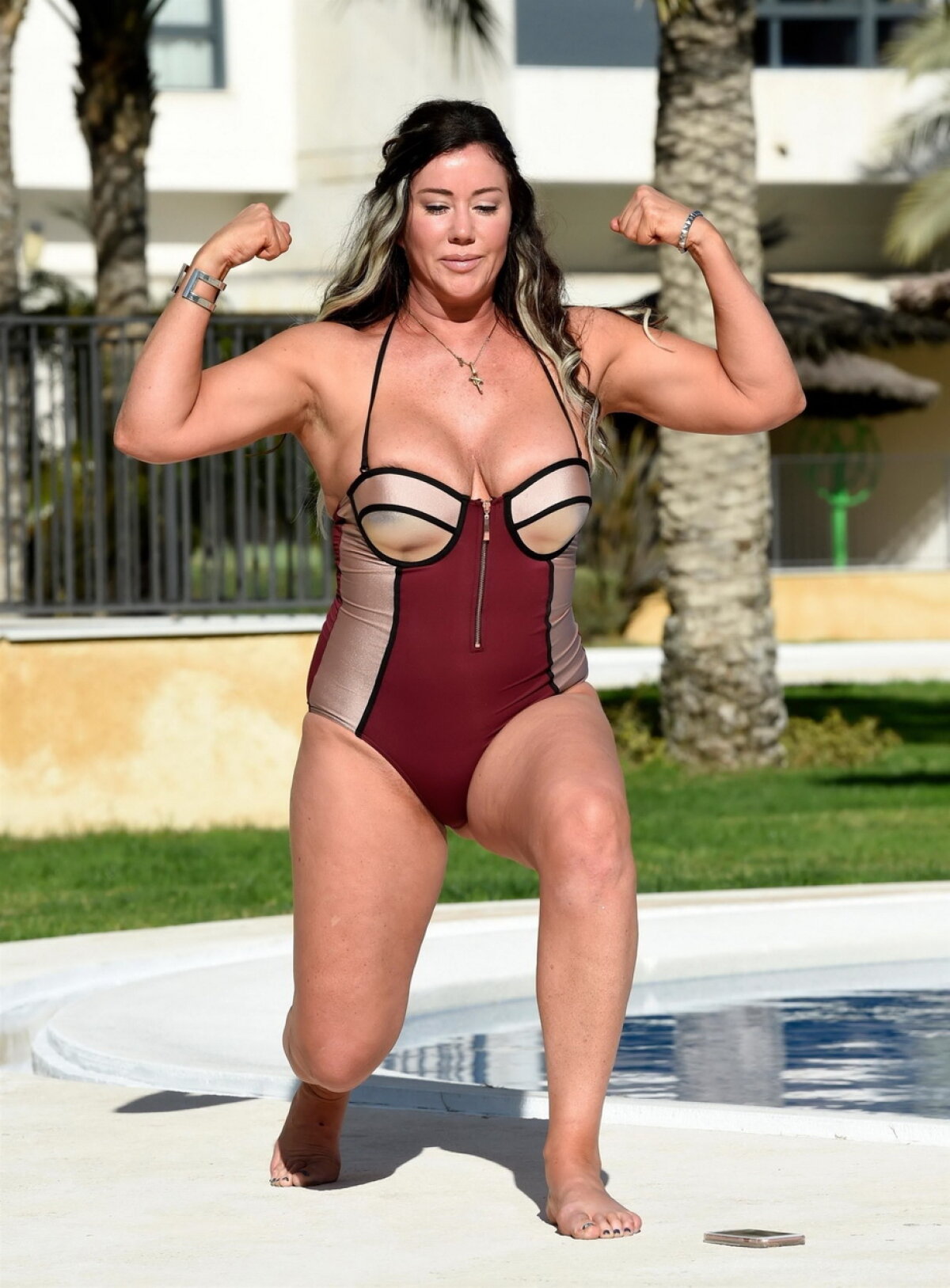 GALERIE FOTO Exerciţii fizice la piscină cu Lisa Appleton