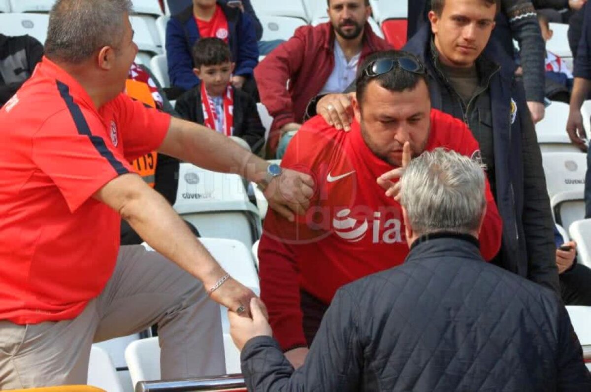VIDEO + FOTO Șumudică, luat la țintă de fanii lui Antalyaspor!