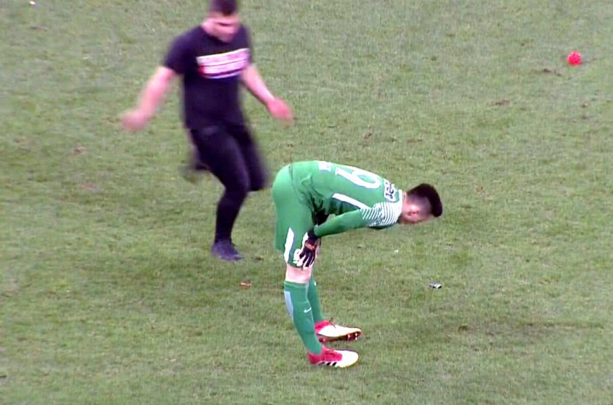 FOTO DINAMO - FCSB 2-2 / Imagini incredibile: portarul Andrei Vlad s-a trezit cu un huligan dinamovist lângă el