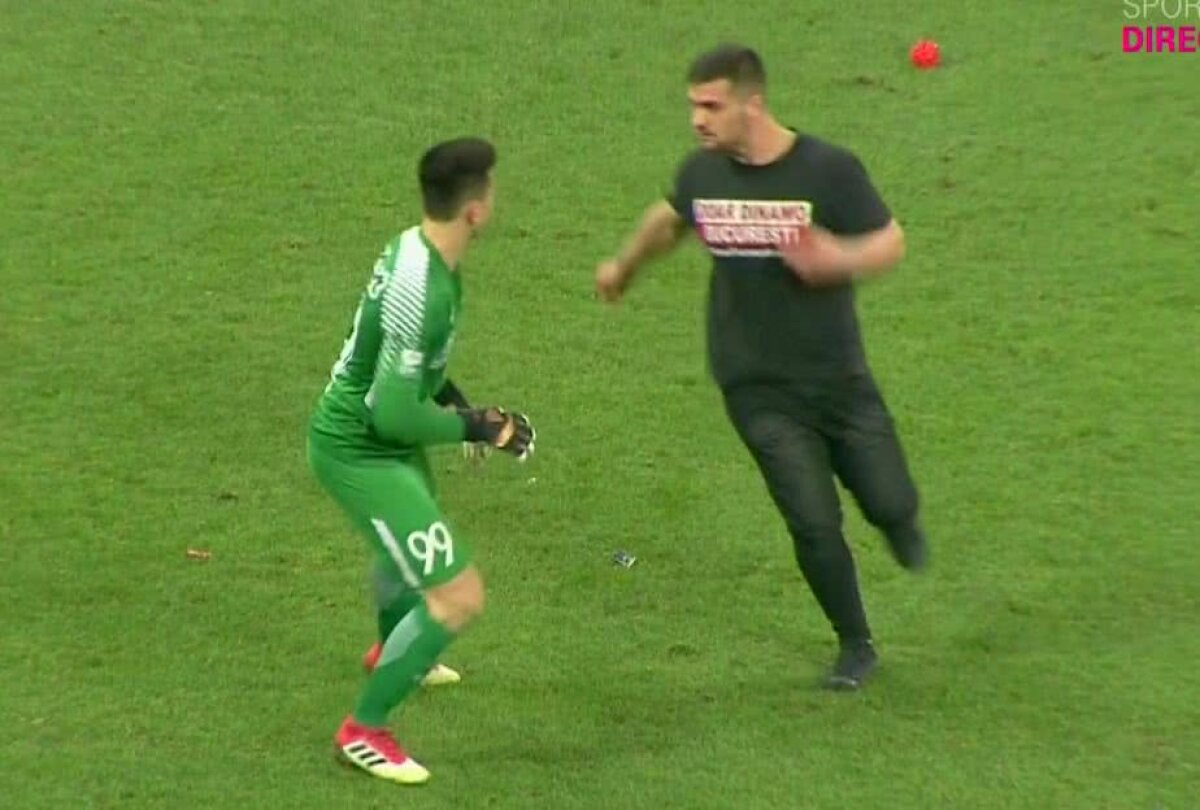 FOTO DINAMO - FCSB 2-2 / Imagini incredibile: portarul Andrei Vlad s-a trezit cu un huligan dinamovist lângă el