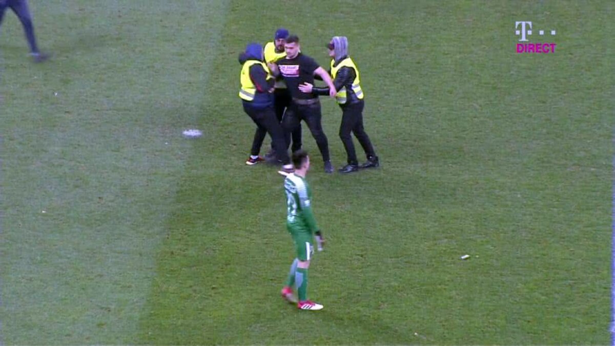 FOTO DINAMO - FCSB 2-2 / Imagini incredibile: portarul Andrei Vlad s-a trezit cu un huligan dinamovist lângă el