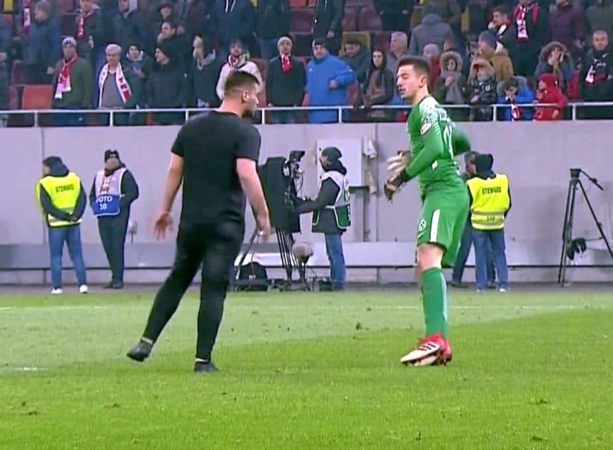 FOTO DINAMO - FCSB 2-2 / Imagini incredibile: portarul Andrei Vlad s-a trezit cu un huligan dinamovist lângă el