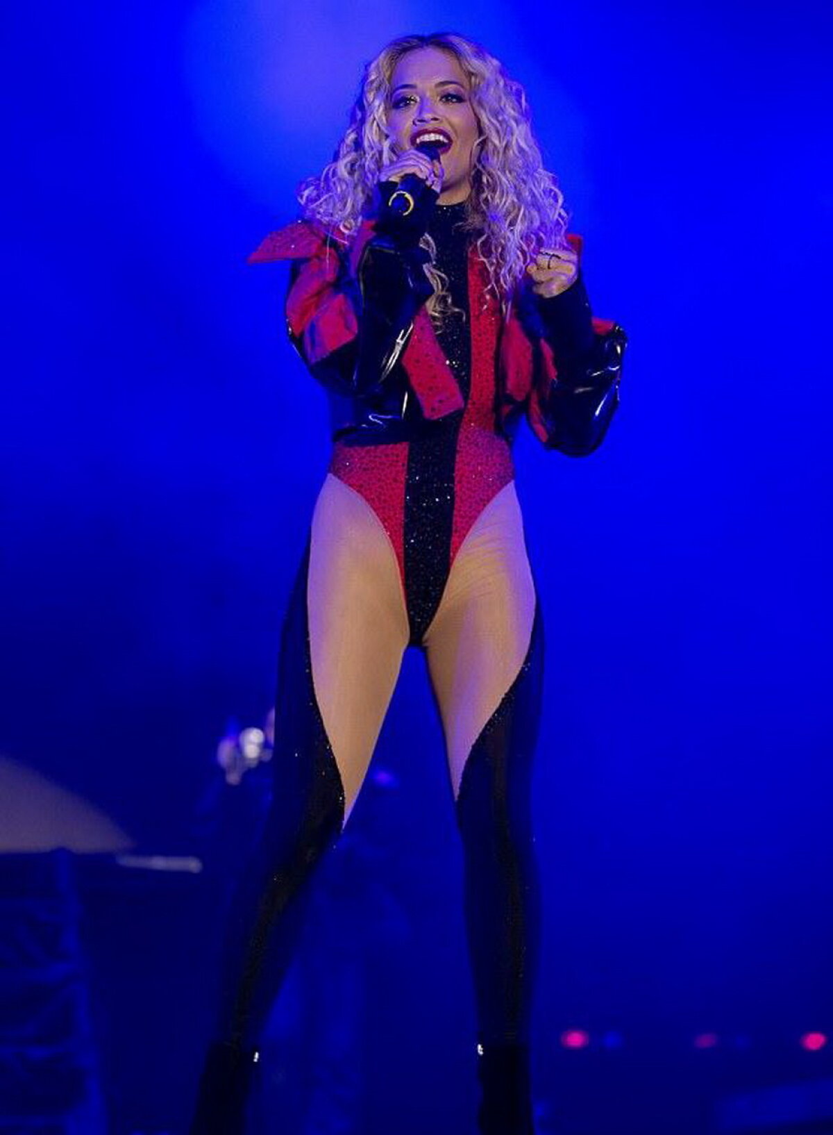 FOTO & VIDEO Rita Ora, ținută incendiară în timpul celui mai recent concert