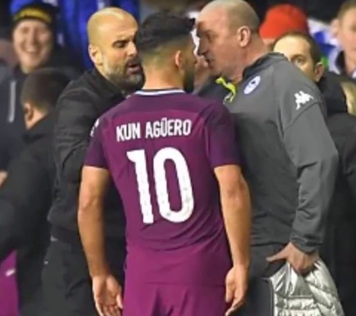 VIDEO + FOTO Bătaie generală după ce City a fost eliminată de o echipă din Liga a 3-a! Sergio Aguero a lovit un suporter și Pep Guardiola și-a împins rivalul pe tunel