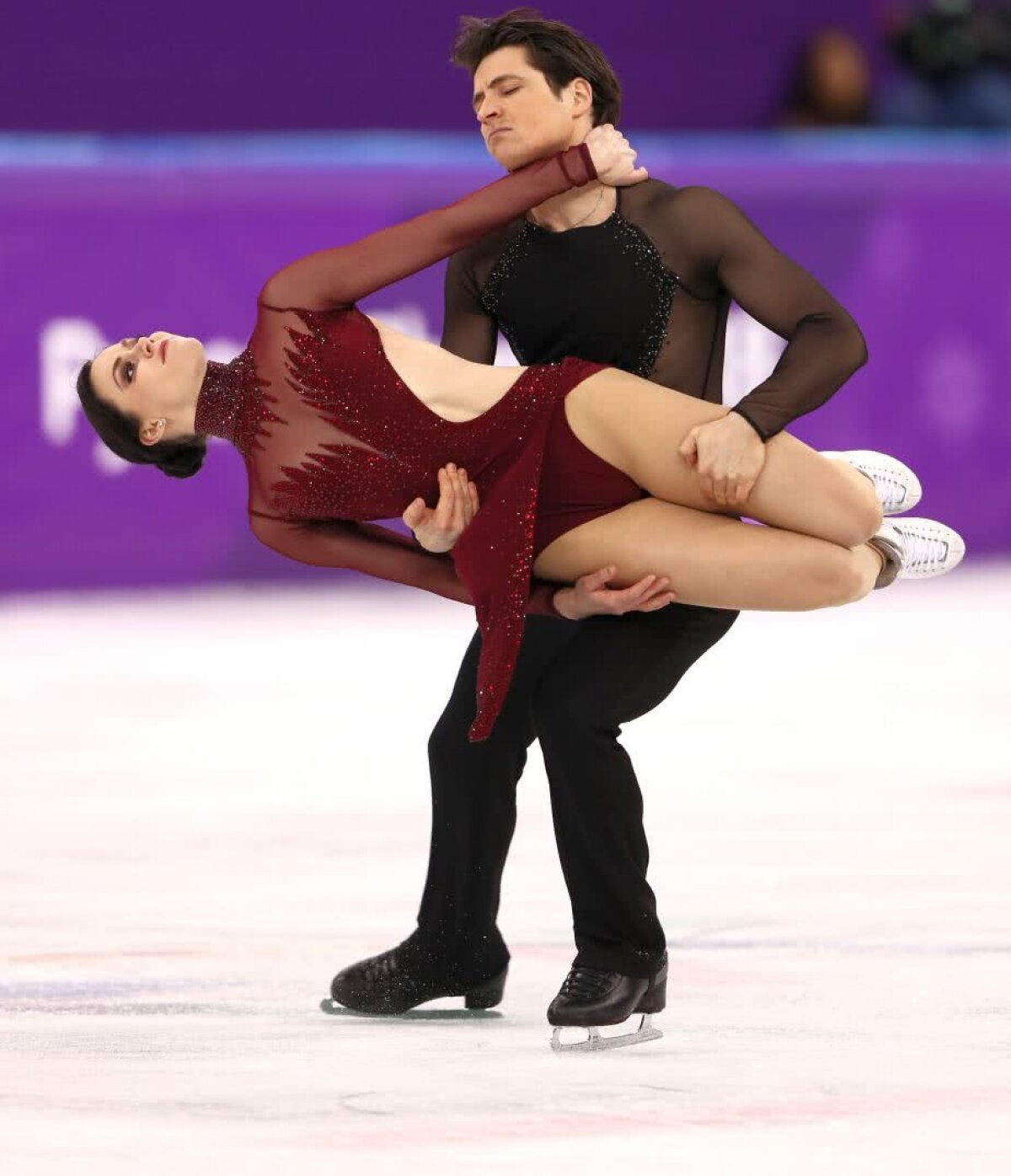 JOCURILE OLIMPICE DE IARNĂ // Iubire interzisă pe gheață: o poveste de 20 de ani » Tessa Virtue și Scott Moir au luat medalia de aur în proba de dans și au stabilit un nou record