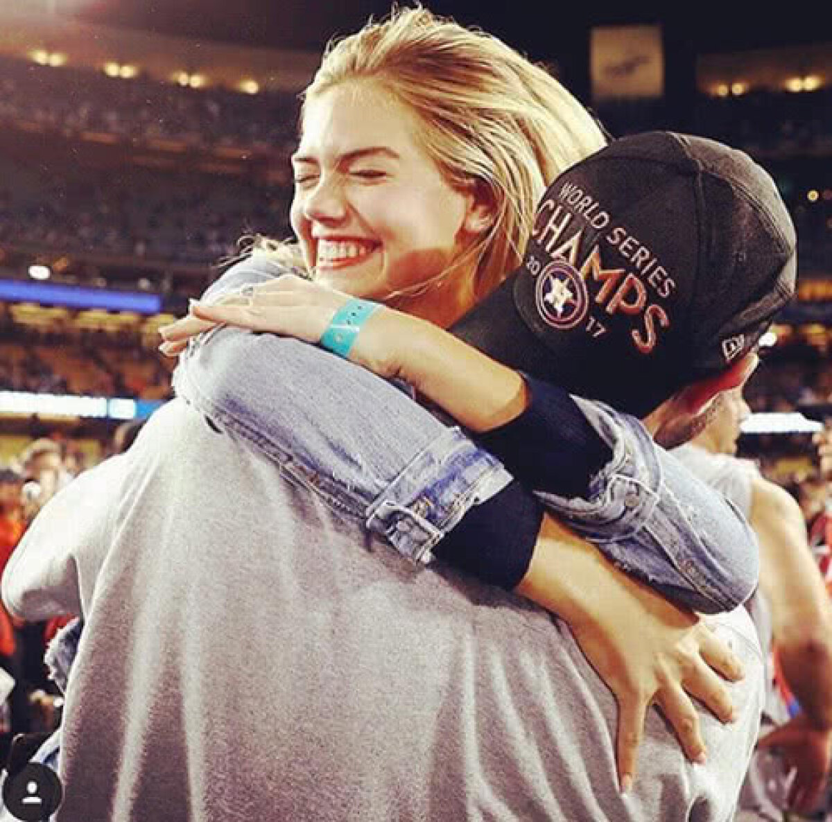 FOTO Soția lui Justin e coperta Sports Illustrated » Noi imagini HOT cu cel mai tare fotomodel al planetei!