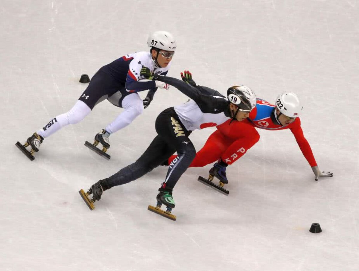 VIDEO Scenă incredibilă la Jocurile Olimpice de Iarnă » Un concurent a încercat să-și doboare adversarul de două ori