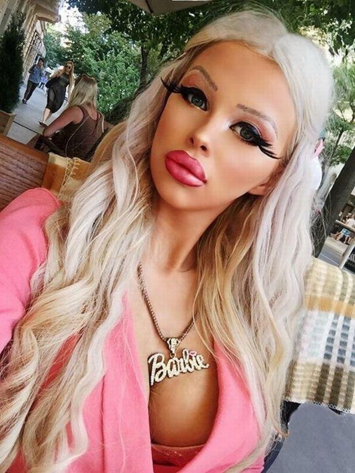 GALERIE FOTO Ea este păpușa Barbie umană. Cheltuie 1.000 de euro lunar doar pentru look-uk ei