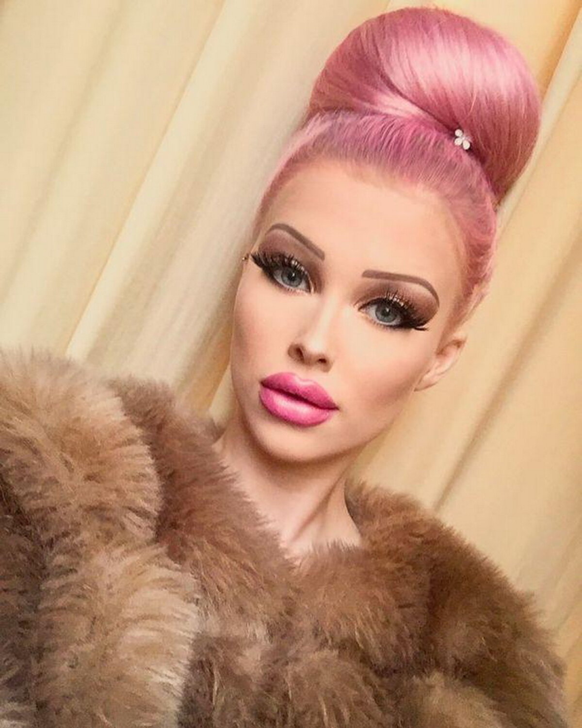 GALERIE FOTO Ea este păpușa Barbie umană. Cheltuie 1.000 de euro lunar doar pentru look-uk ei