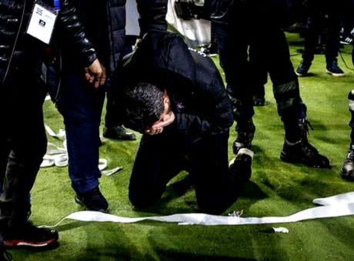 VIDEO+FOTO // PAOK - Olympiakos » Haos la Salonic! Antrenorul lui Oly a fost transportat la spital + PAOK riscă să piardă 6 puncte!
