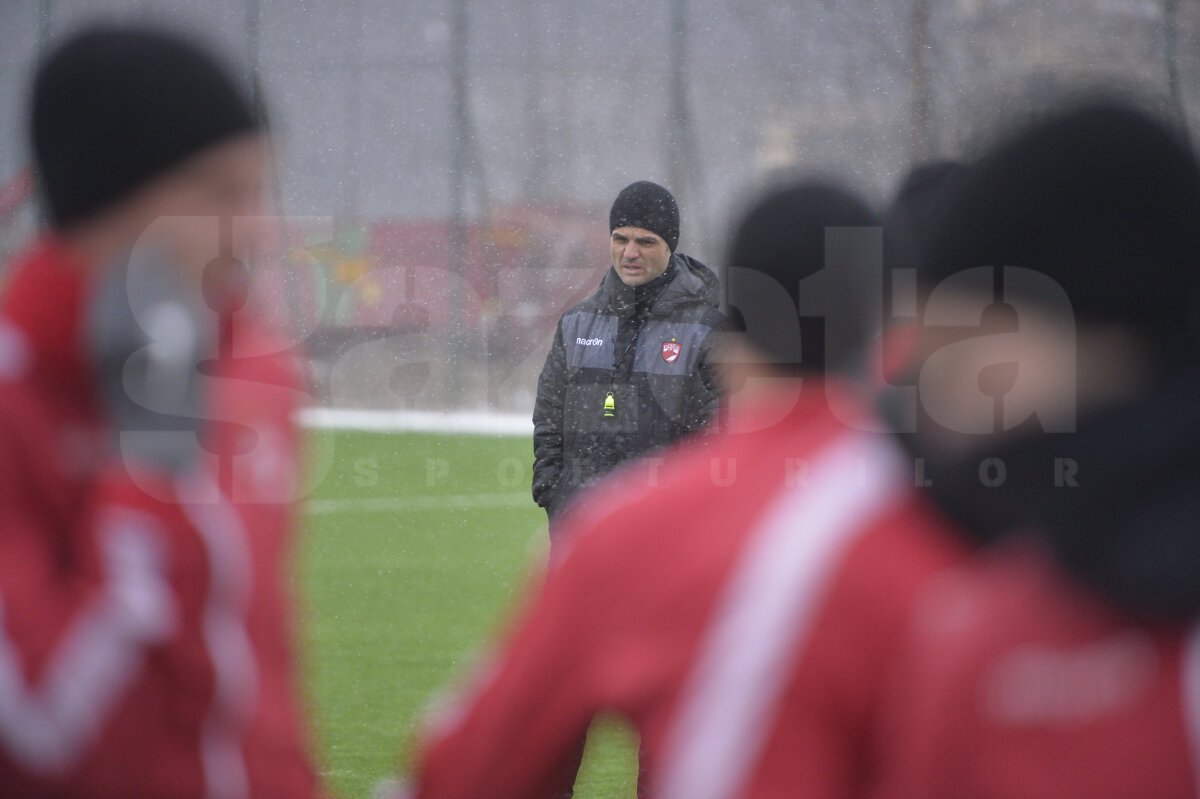 GALERIE FOTO + VIDEO Florin Bratu a condus azi primul antrenament la Dinamo! Cum a încercat să-i mobilizeze pe jucători