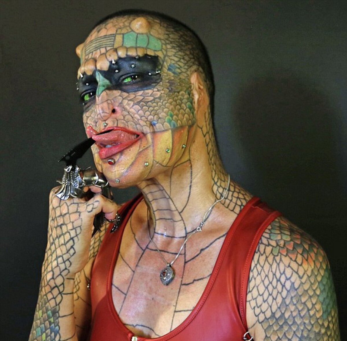 VIDEO Transformare uluitoare a unui transsexual. Vrea să devină dragon!