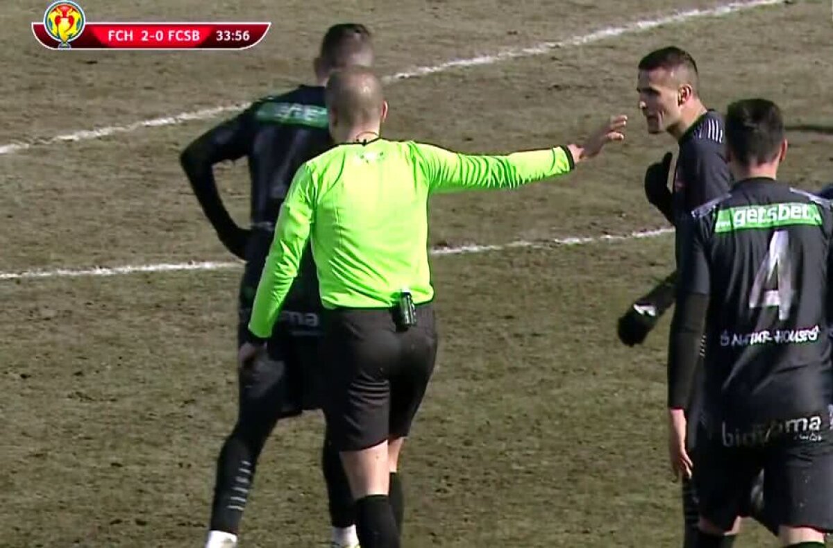 VIDEO + FOTO Momente tensionate în Hermannstadt - FCSB! Jucătorii gazdelor au sărit la arbitru după un penalty dictat pentru FCSB » Centralul a schimbat decizia