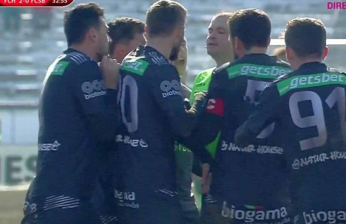 VIDEO + FOTO Momente tensionate în Hermannstadt - FCSB! Jucătorii gazdelor au sărit la arbitru după un penalty dictat pentru FCSB » Centralul a schimbat decizia