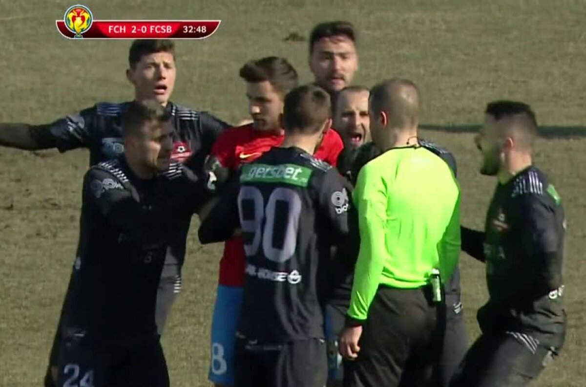 VIDEO + FOTO Momente tensionate în Hermannstadt - FCSB! Jucătorii gazdelor au sărit la arbitru după un penalty dictat pentru FCSB » Centralul a schimbat decizia