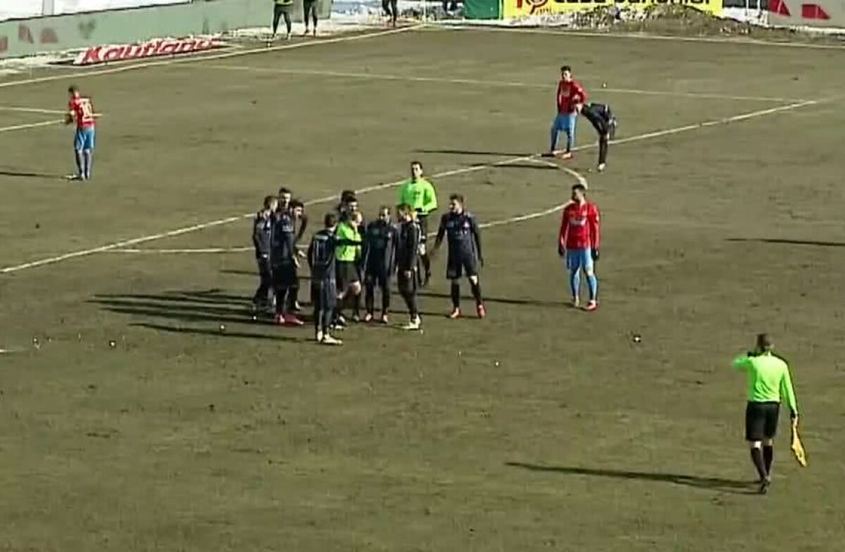 VIDEO + FOTO Momente tensionate în Hermannstadt - FCSB! Jucătorii gazdelor au sărit la arbitru după un penalty dictat pentru FCSB » Centralul a schimbat decizia