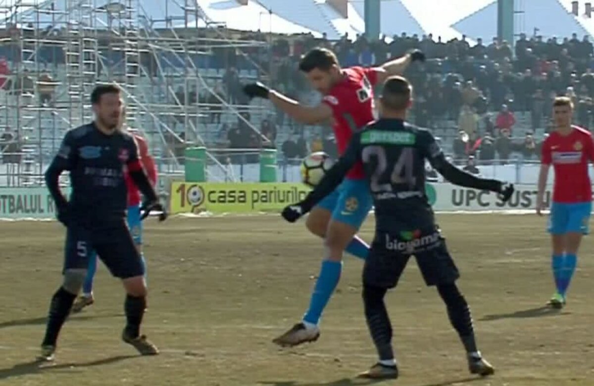 VIDEO + FOTO Momente tensionate în Hermannstadt - FCSB! Jucătorii gazdelor au sărit la arbitru după un penalty dictat pentru FCSB » Centralul a schimbat decizia