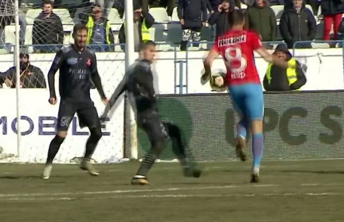 VIDEO + FOTO Momente tensionate în Hermannstadt - FCSB! Jucătorii gazdelor au sărit la arbitru după un penalty dictat pentru FCSB » Centralul a schimbat decizia