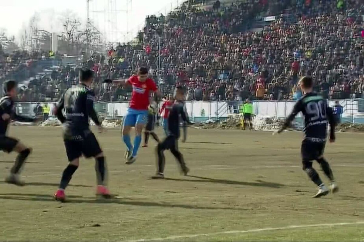 VIDEO + FOTO Momente tensionate în Hermannstadt - FCSB! Jucătorii gazdelor au sărit la arbitru după un penalty dictat pentru FCSB » Centralul a schimbat decizia
