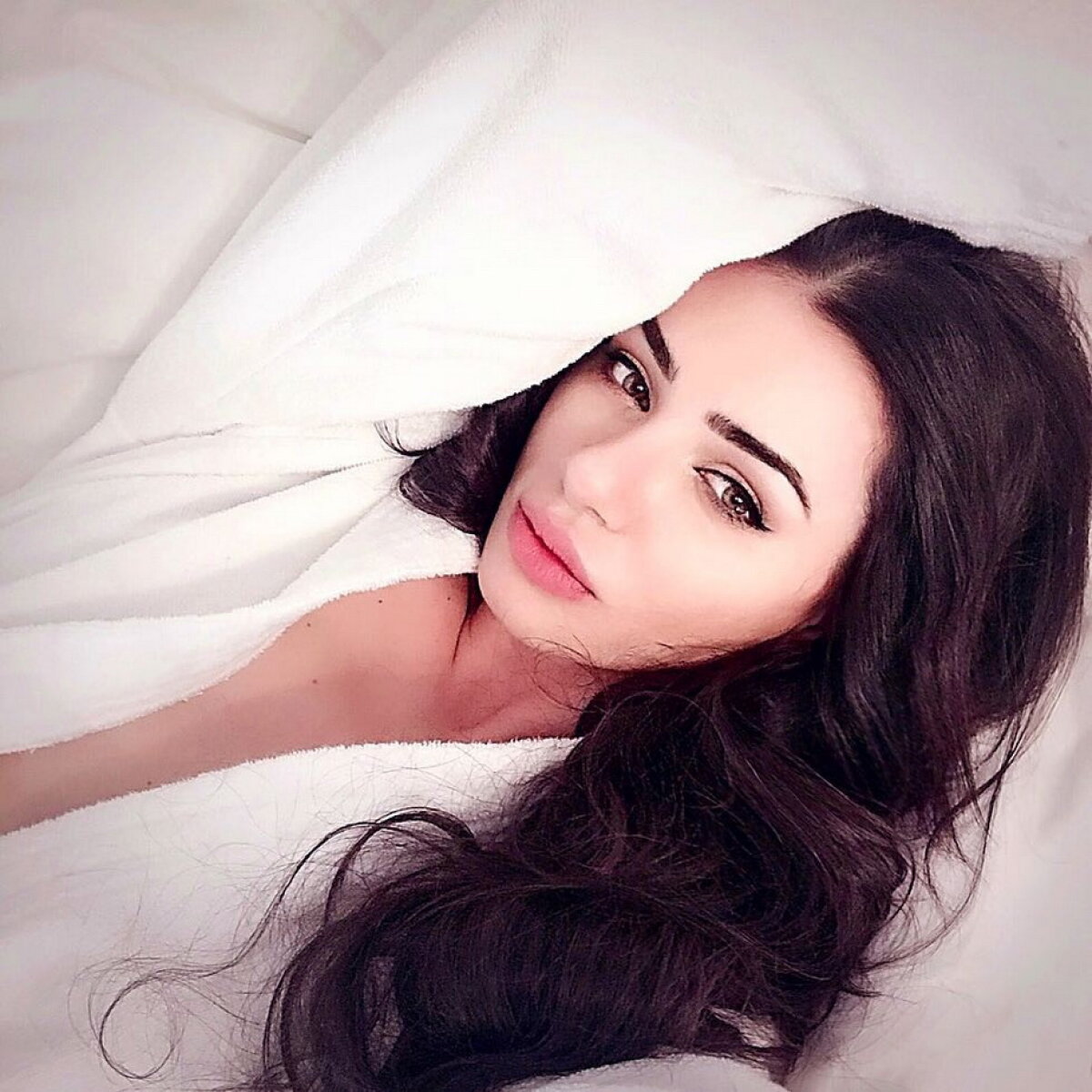 GALERIE FOTO Este una dintre cele mai dorite românce. A pus pe jar toți fotbaliștii cu cele mai recente fotografii