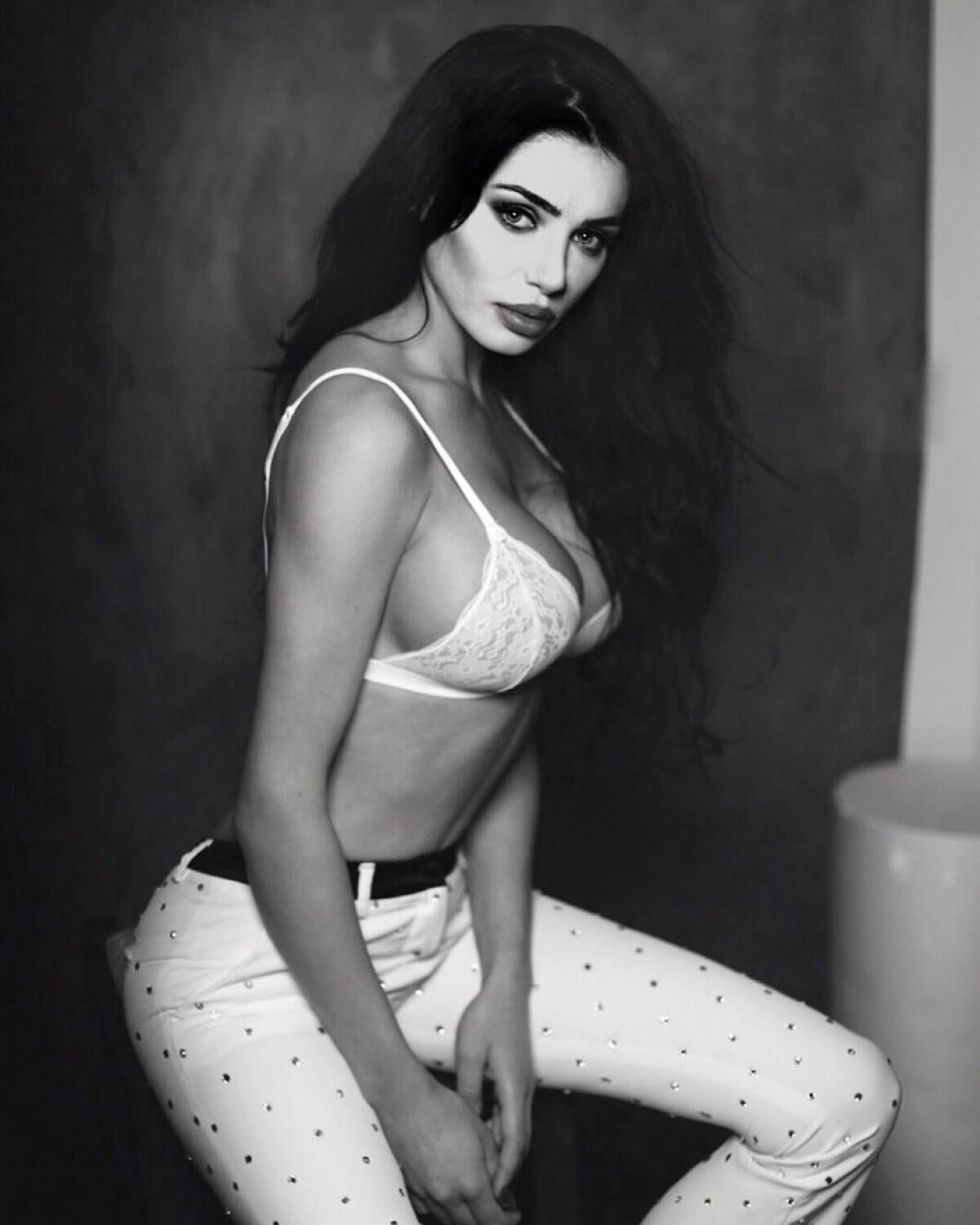 GALERIE FOTO Este una dintre cele mai dorite românce. A pus pe jar toți fotbaliștii cu cele mai recente fotografii