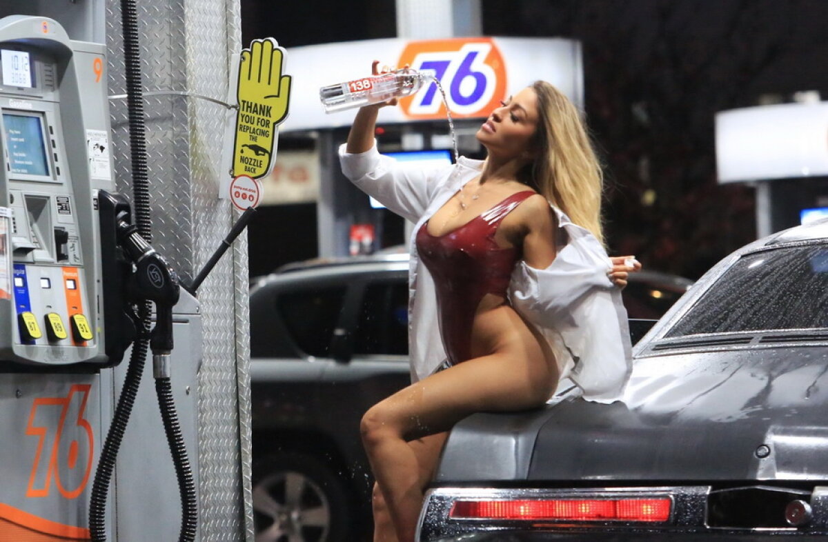 GALERIE FOTO Blondina asta a "incendiat" o benzinărie cu cele mai provocatoare poziţii! 