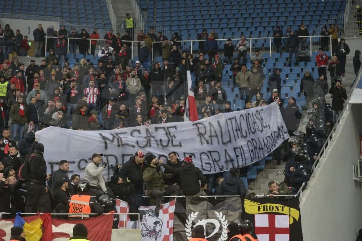 FOTO Duelul galeriilor în tribune: ultrașii Craiovei și cei ai lui Dinamo și-au transmis mesaje dure în timpul meciului 