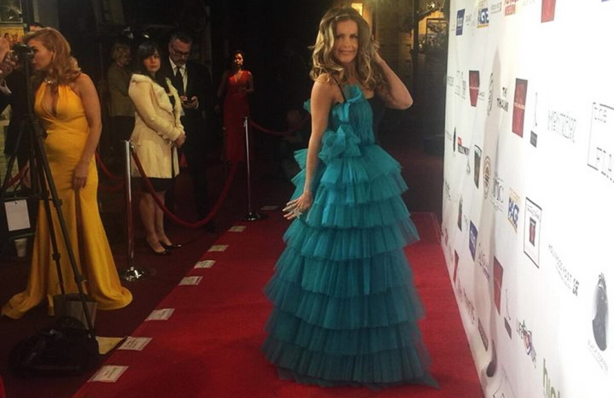 FOTO & VIDEO Tamara Henry a purtat la Gala Premiilor Oscar o rochie a designerului arădean Mona Felba