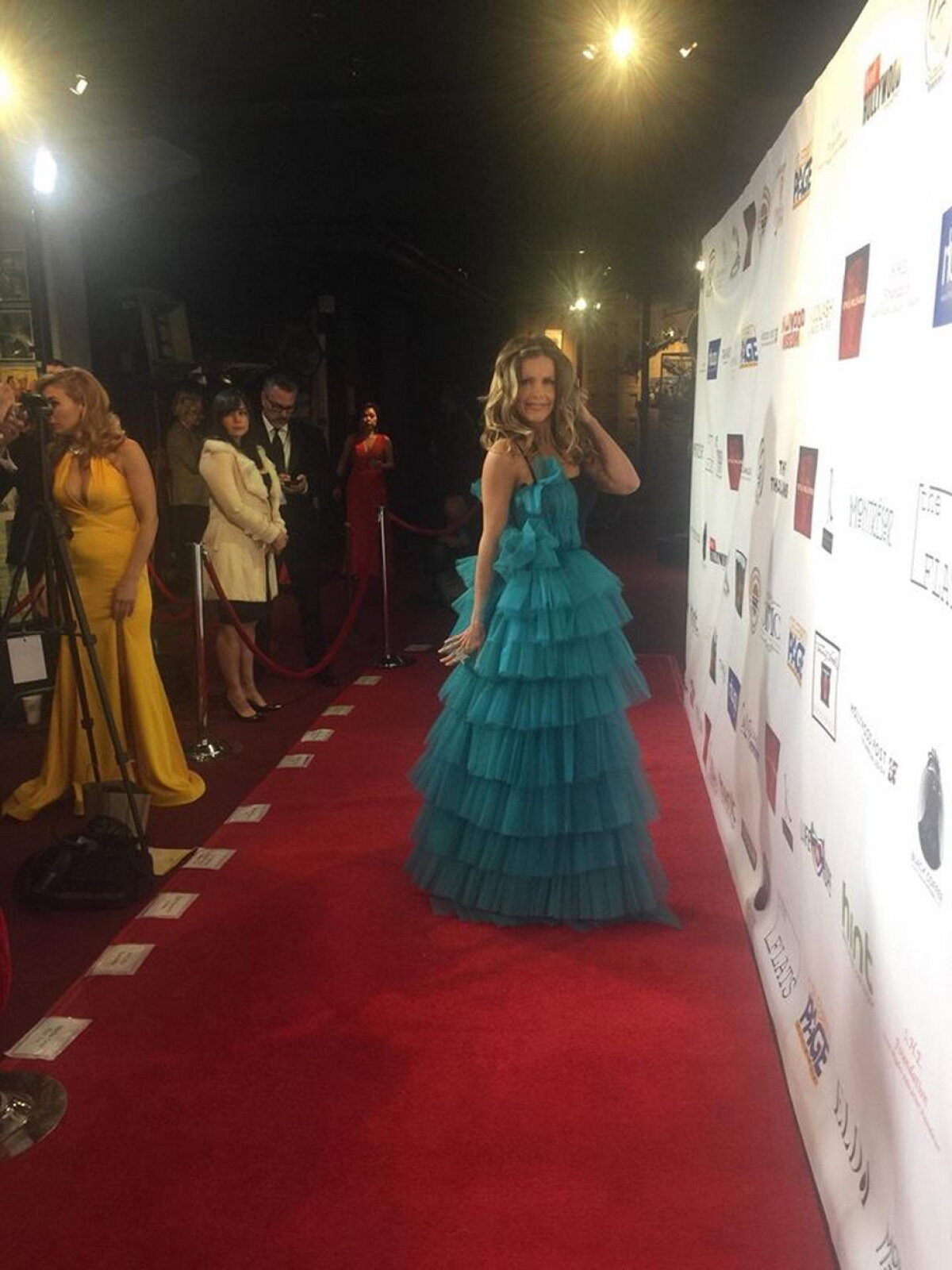 FOTO & VIDEO Tamara Henry a purtat la Gala Premiilor Oscar o rochie a designerului arădean Mona Felba