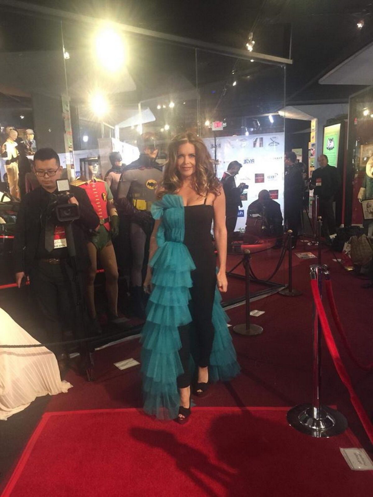 FOTO & VIDEO Tamara Henry a purtat la Gala Premiilor Oscar o rochie a designerului arădean Mona Felba