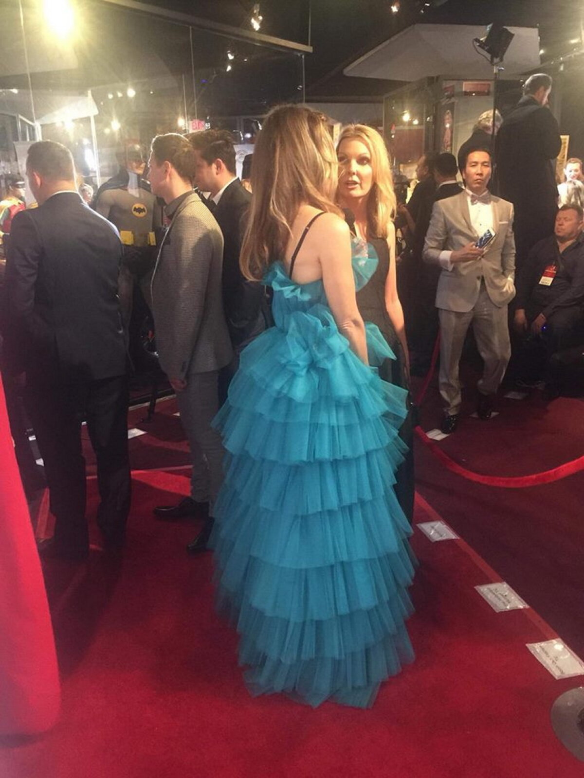 FOTO & VIDEO Tamara Henry a purtat la Gala Premiilor Oscar o rochie a designerului arădean Mona Felba