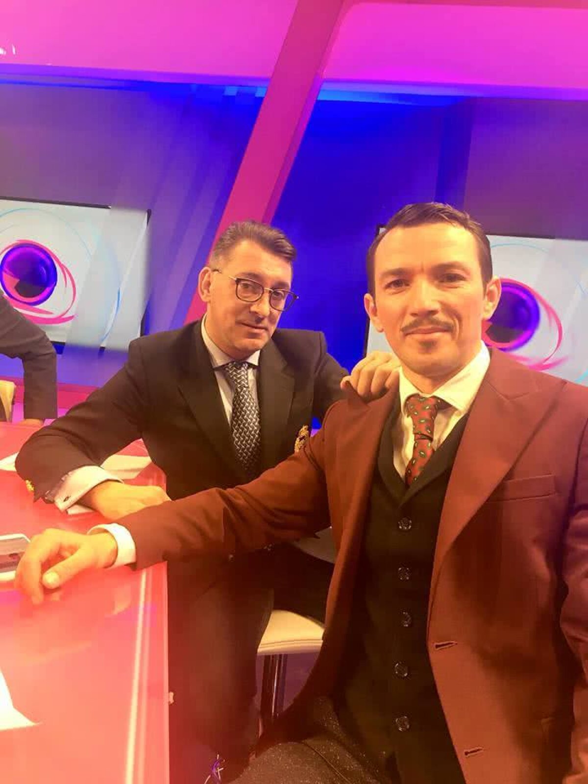 FOTO Cum a apărut George Ogăraru în direct la TV » Rhett Butler sau D'Artagnan? :)