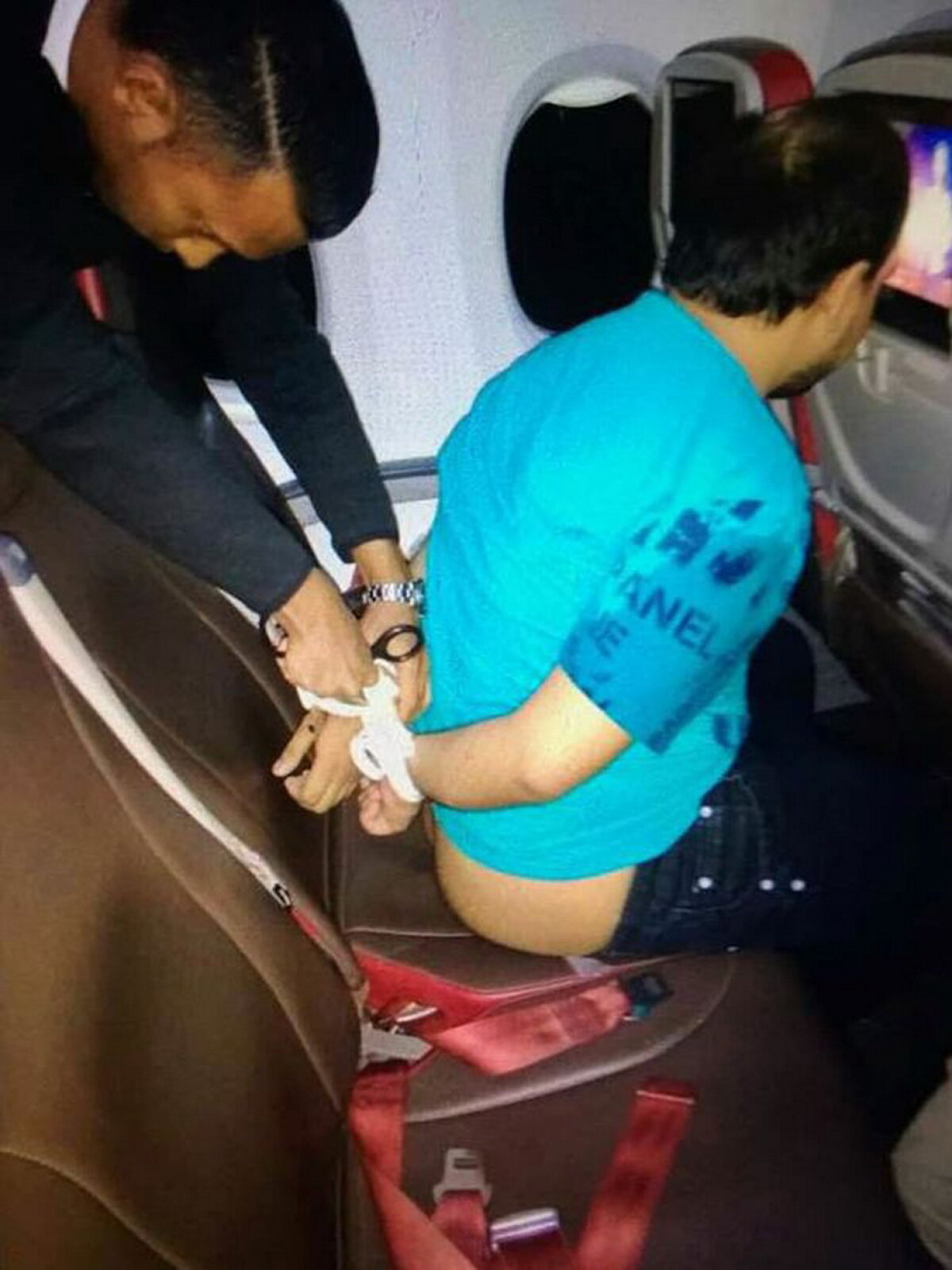 Arestat după ce s-a masturbat în avion!