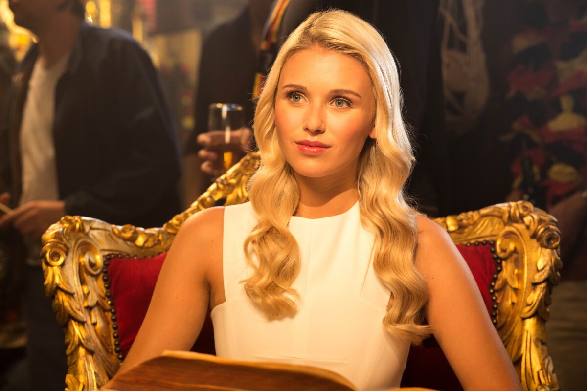 FOTO S-au mutat împreună » Ea e supermodelul care îl așteaptă acasă pe un fotbalist din Bundesliga