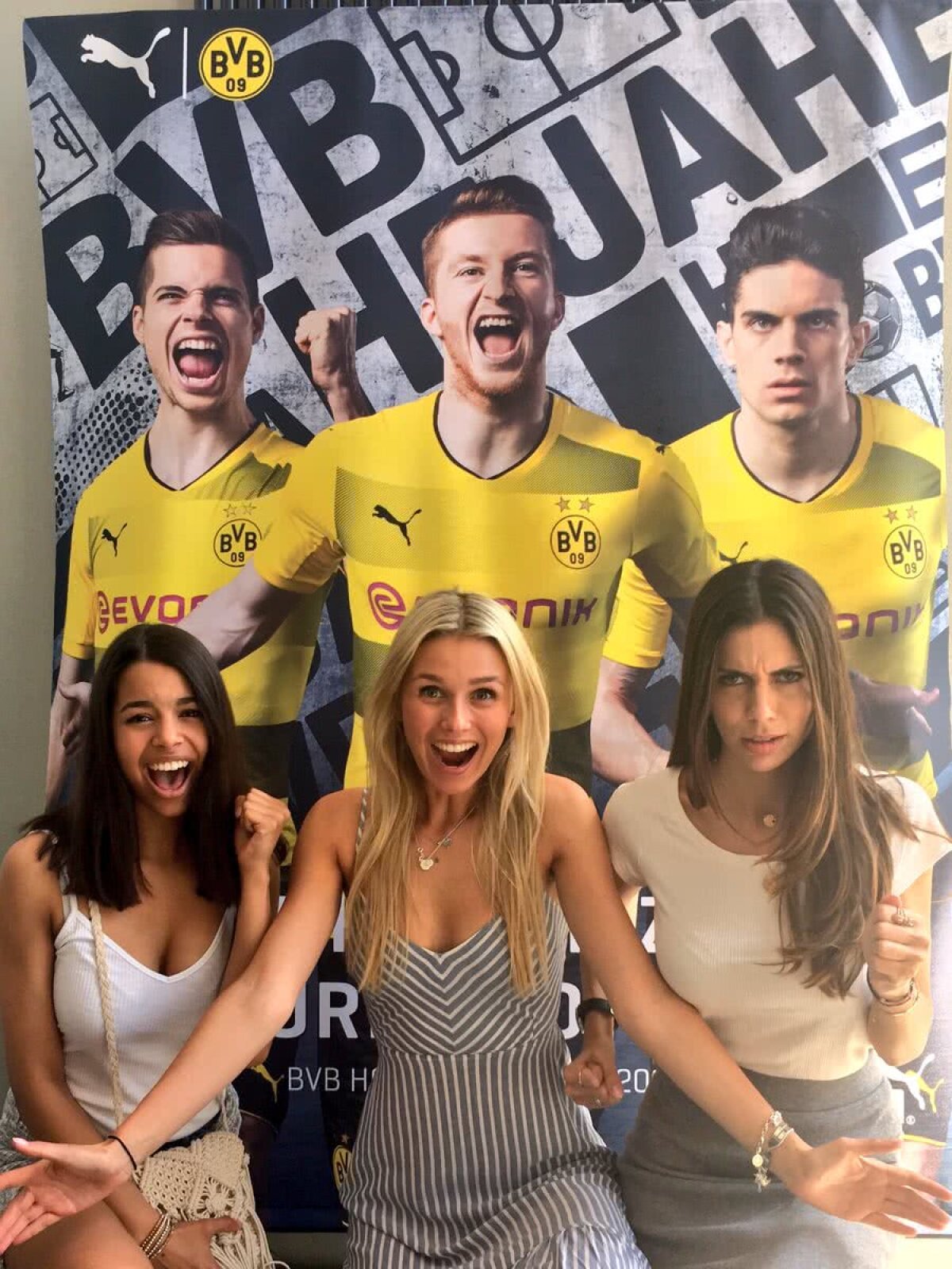 FOTO S-au mutat împreună » Ea e supermodelul care îl așteaptă acasă pe un fotbalist din Bundesliga