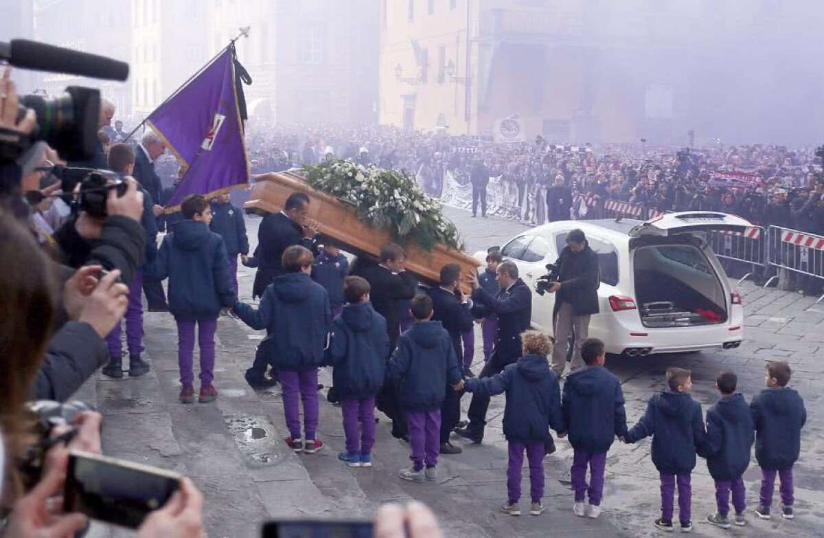 VIDEO + FOTO Momente zguduitoare la Florența: Zanetti, Buffon sau Tătărușanu la înmormântarea lui Davide Astori » Mii de fani prezenți în fața bisericii în care se odihnește și Michelangelo